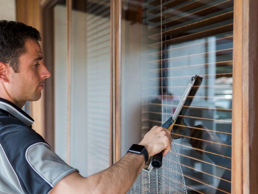 Fensterputzen mit Rahmenwäsche in Lüneburg