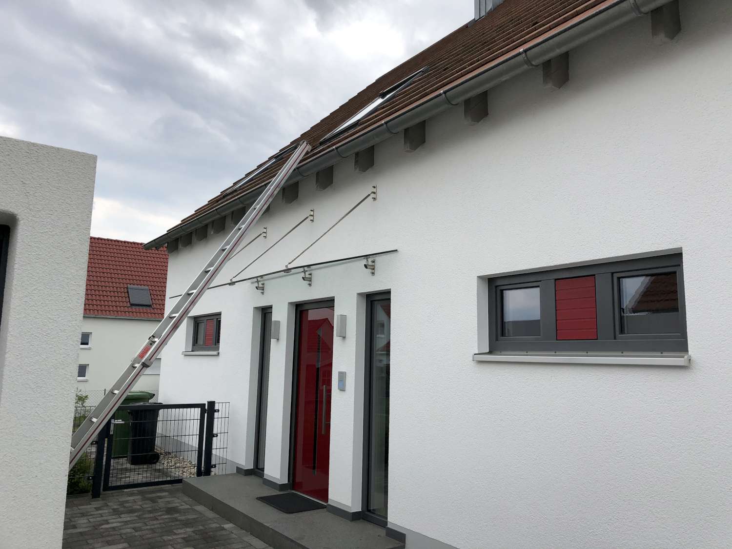 Fensterputzer Lüneburg reinigt Überdachungen über der Eingangstür